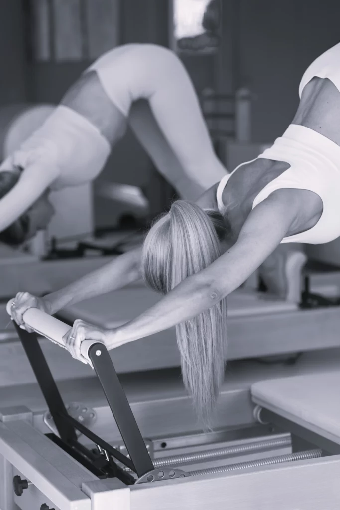 emmes-faisant-du-pilates-ensemble